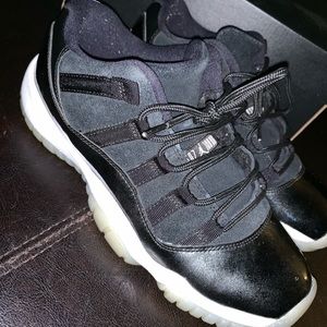 JORDAN 11s